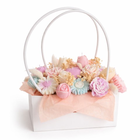 Bougies parfumées sculptées forme fleurs avec fleurs séchées